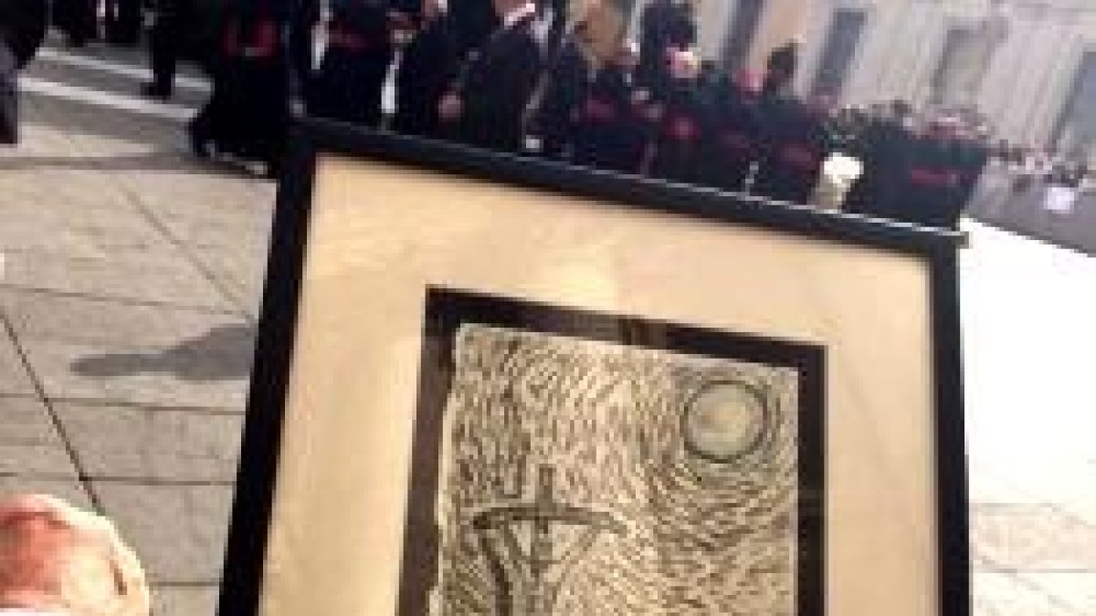 Este Cristo en la Cruz, muy parecido al famoso báculo de Juan Pablo II, vencedor del comunismo, es el que López ha pintado para el Papa Francisco