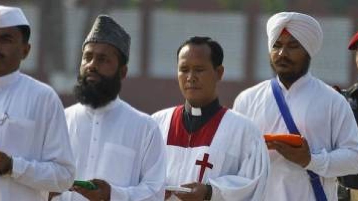 Cuatro capellanes militares del ejército indio -y un oficial- para tomar juramento en una base en Bangalore: el hindú, el musulmán, el cristiano y el sikh
