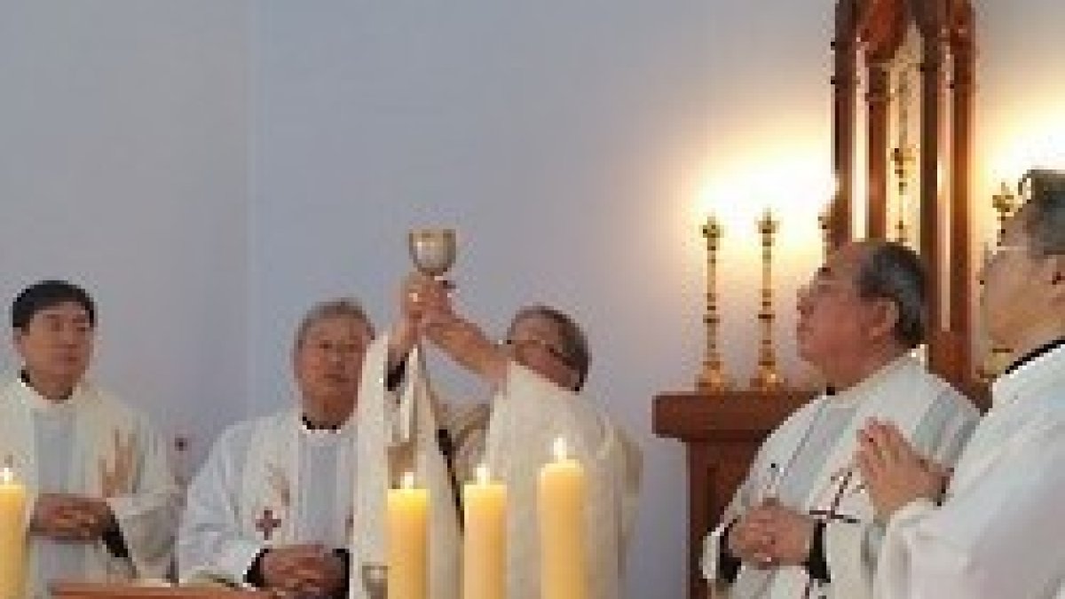 Excepcional misa de sacerdotes surcoreanos el 3 de diciembre en la catedral de Pyonyang, que Corea del Norte mantiene por propaganda, sin culto habitual