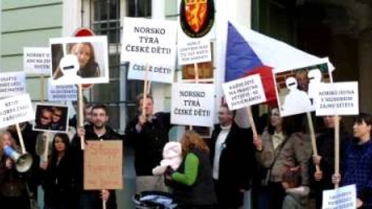 Manifestación en la embajada noruega en Praga pidiendo que devuelvan los niños checos secuestrados por Noruega
