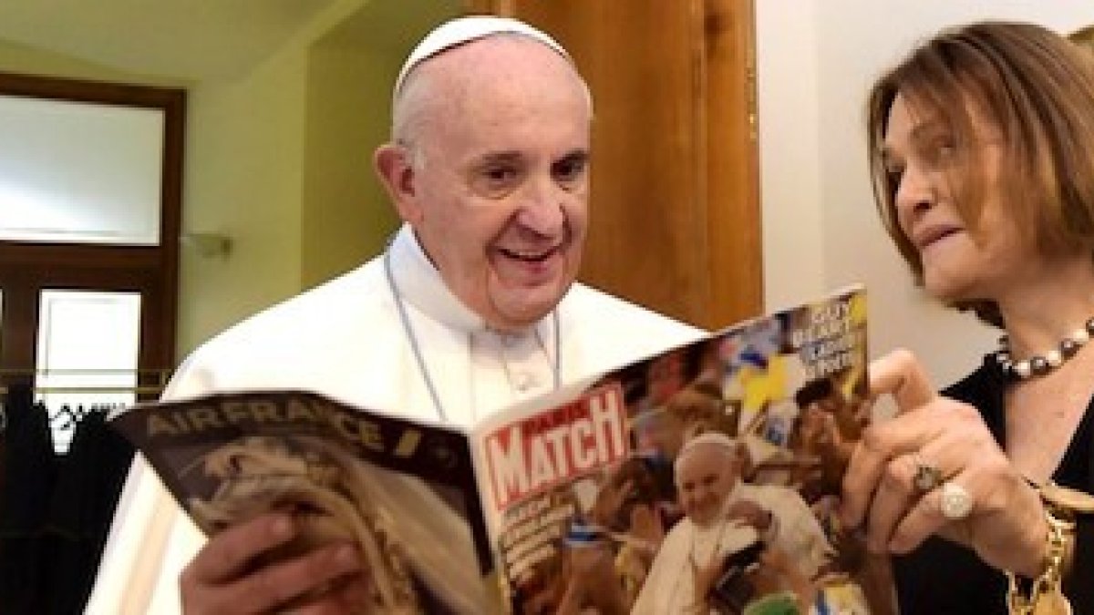 Francisco con Caroline Pigozzi, autora de la entrevista.