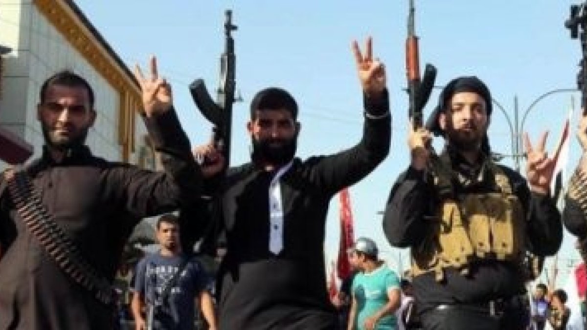 Yihadistas del Estado Islámico celebrando la toma de la ciudad de Mosúl (Irak)