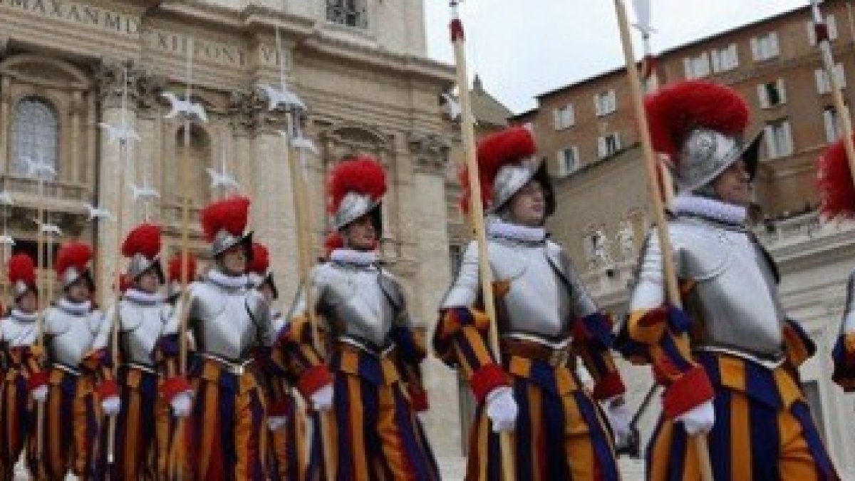 La Guardia Suiza, encargada de proteger al Papa