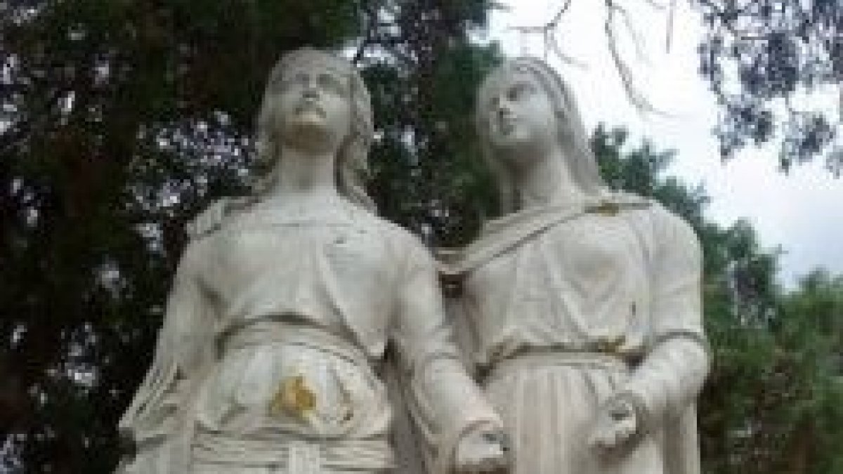 Escultura de las santas en Mas-Saintes-Puelles.