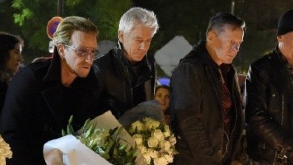 Los músicos de U2 llevaron flores y oraron ante la sala Bataclan, donde fueron asesinados docenas de aficionados al rock