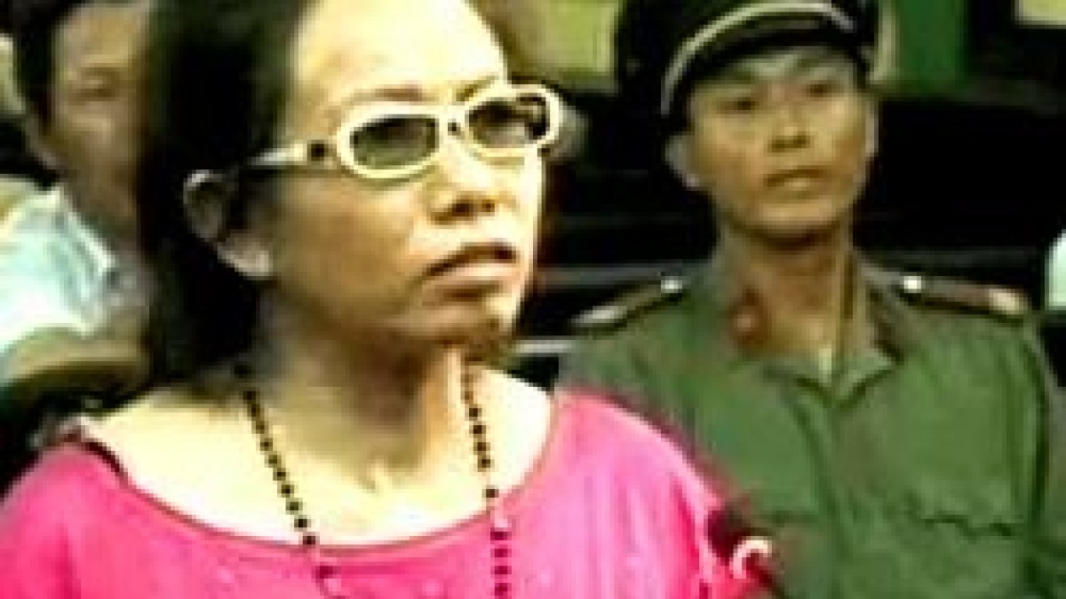 La disidente Maria Ta Phong Tan, cuando fue juzgada, con un rosario al cuello