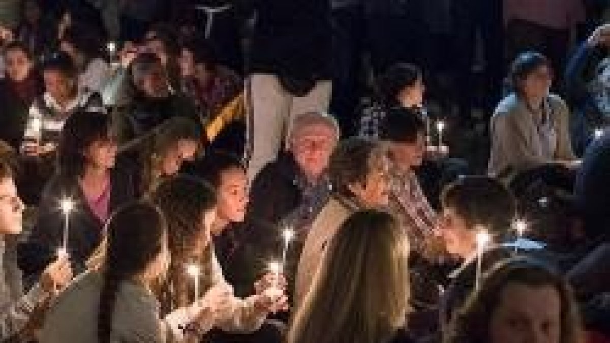 Detalle de la oración en la catedral de Valencia por las víctimas en París, con velas y cantos al estilo Taizé