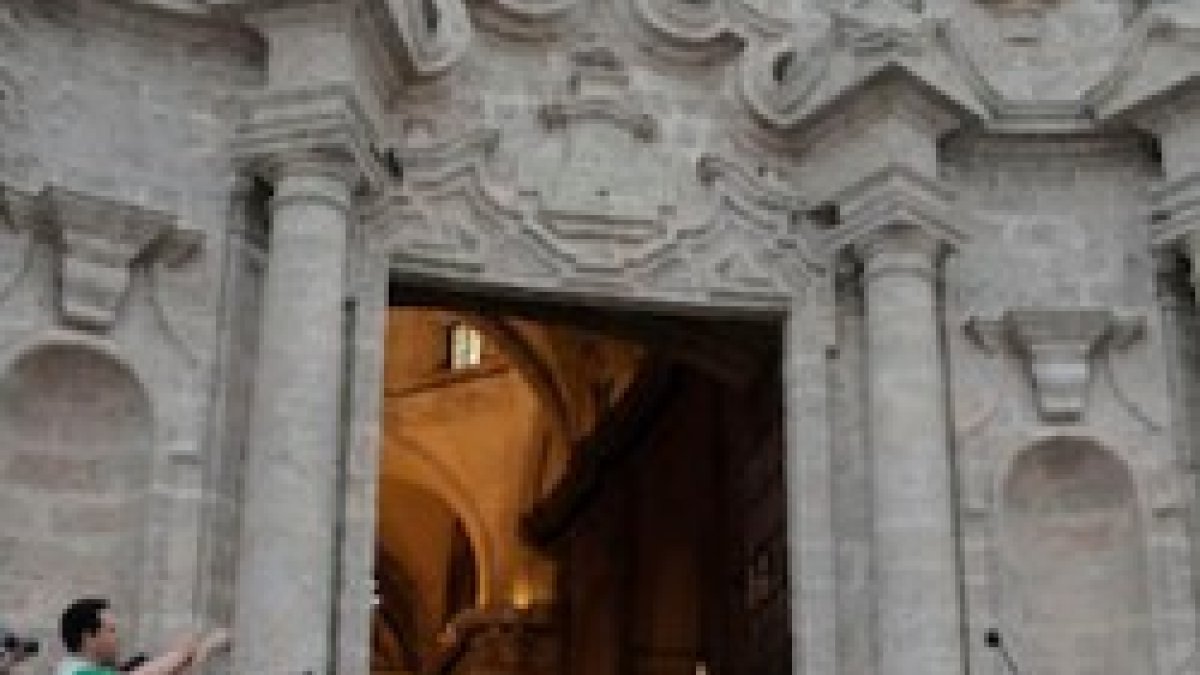 El Papa Francisco saluda desde la puerta de la catedral de La Habana