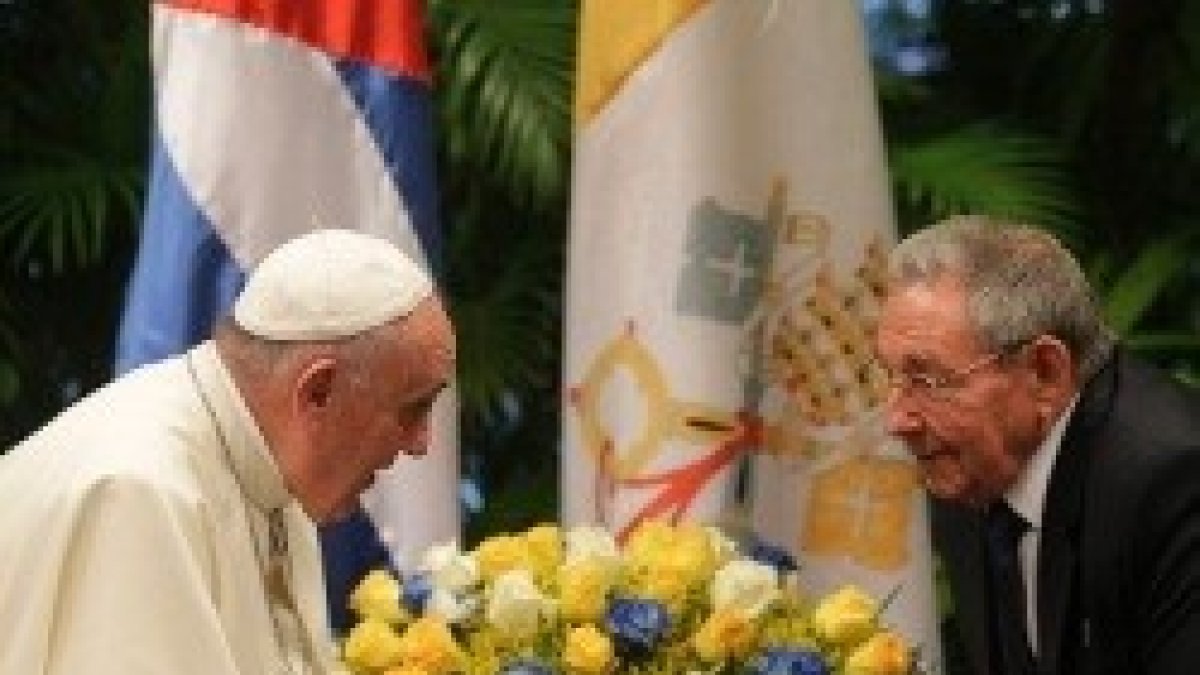 El dictador comunista Raúl Castro recibió al Papa Francisco en La Habana