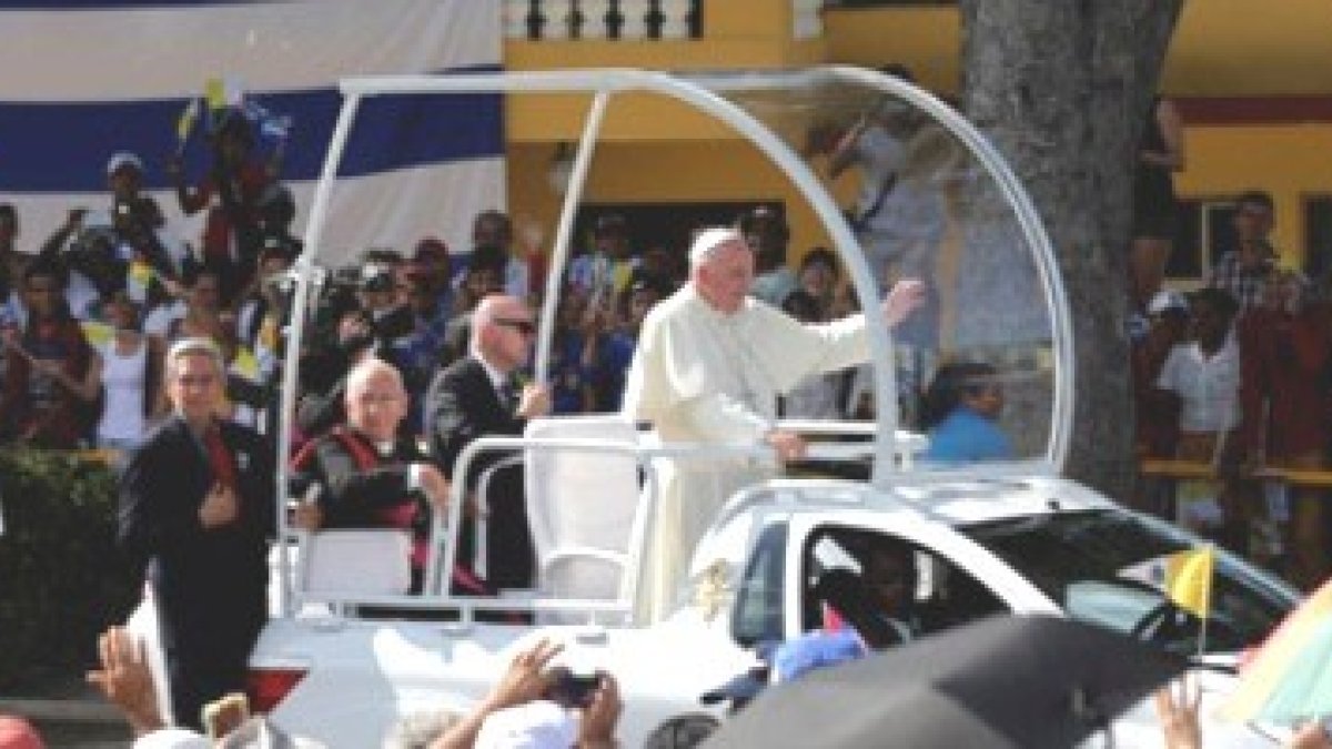 Una multitud recibió al Papa Francisco en las calles de Holguín, una de las zonas más religiosas de Cuba