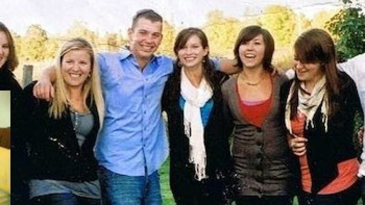 Melanie con su marido Michael, y sus nueve hijos tras una vida dura, pero juntos en la fe y en el amor a Dios.