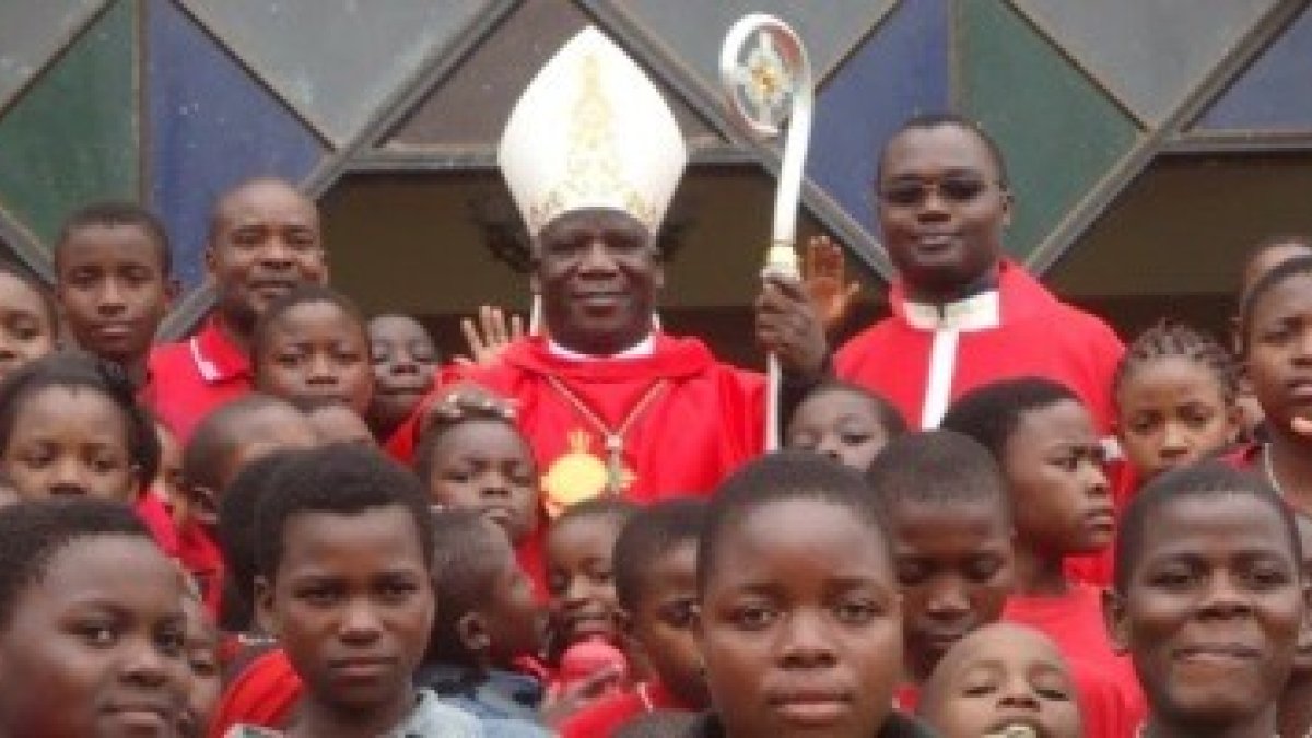 El arzobispo Msusa con niños de su diócesis de Malawi - él se convirtió al catolicismo a los 12 años y admiraba a los misioneros