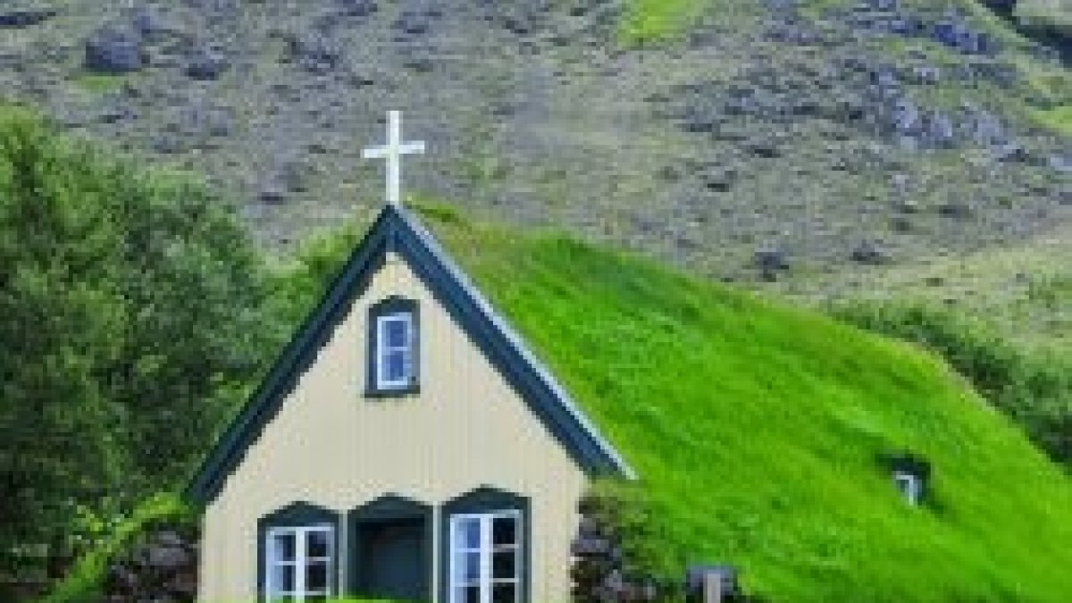 Hofskirkja, la iglesia Hof, es popular por su tejado de tierra y hierba