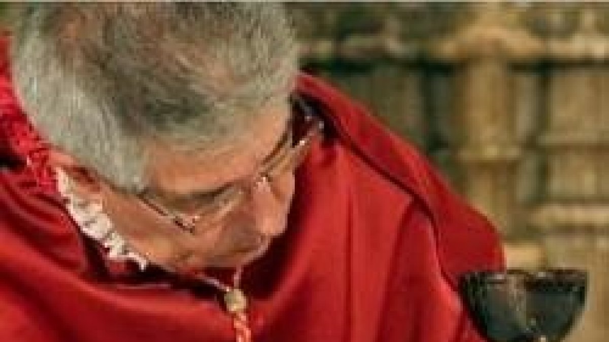 El canónigo conservador con el Santo Cáliz de la Catedral de Valencia