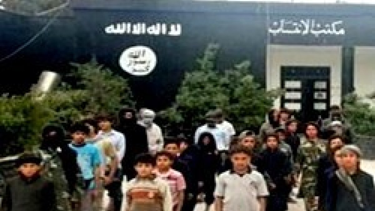 Estado Islámico también usa a niños en vídeos de propaganda, escenas de matanzas y adoctrinamiento en la violencia