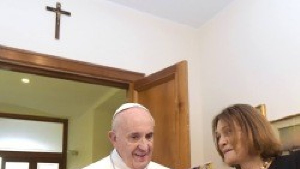 Francisco con la periodista que le muestra su reportaje sobre el viaje a Cuba