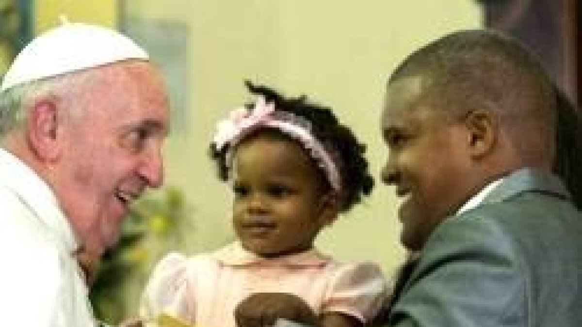 Francisco saluda a una familia cubana en su último día en la isla caribeña