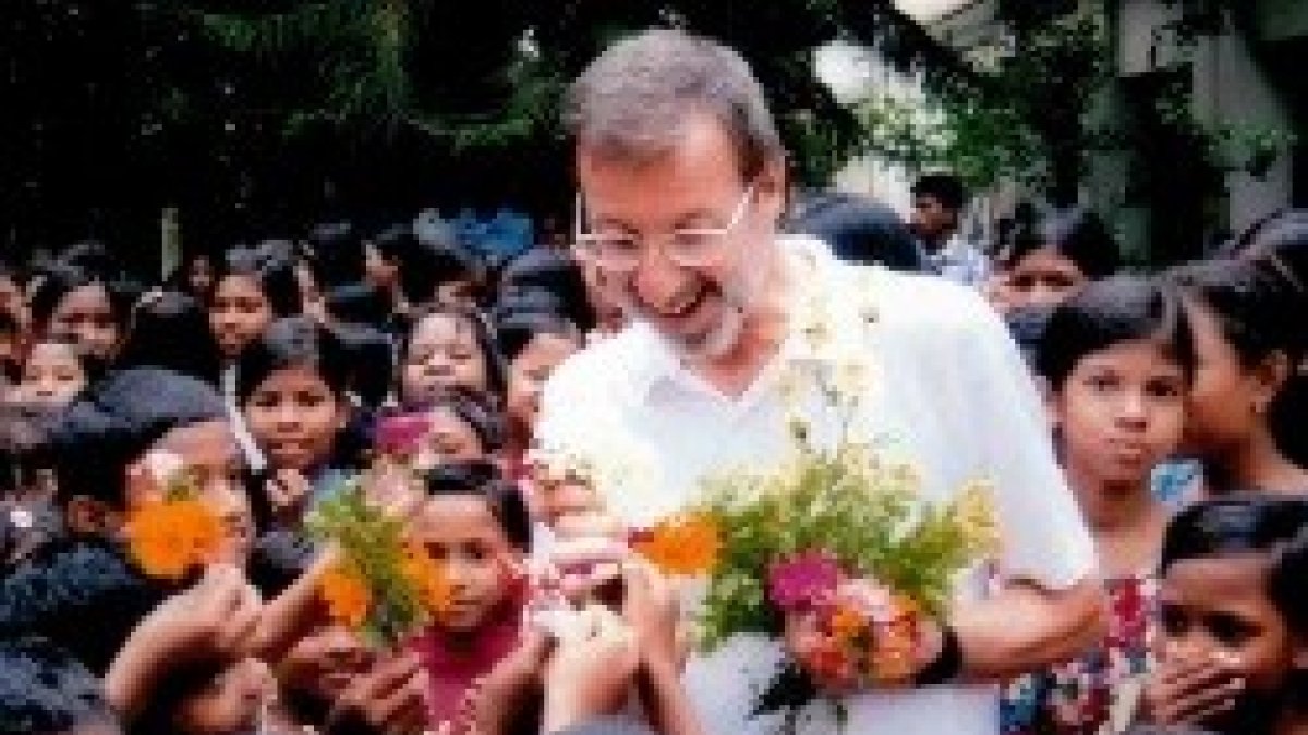 El padre Piero Parolari lleva 20 años en Bangla Desh - es médico de almas y también de cuerpos