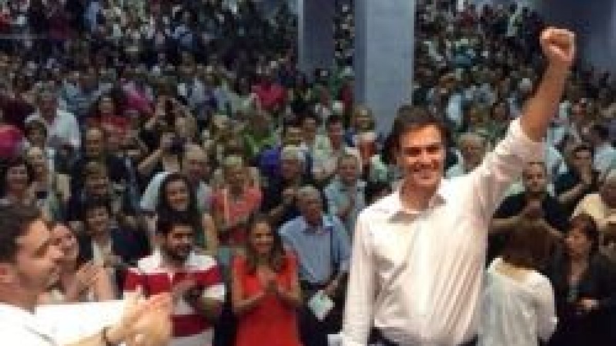 Pedro Sánchez con militantes en Zaragoza, puño en alto y muy laicista