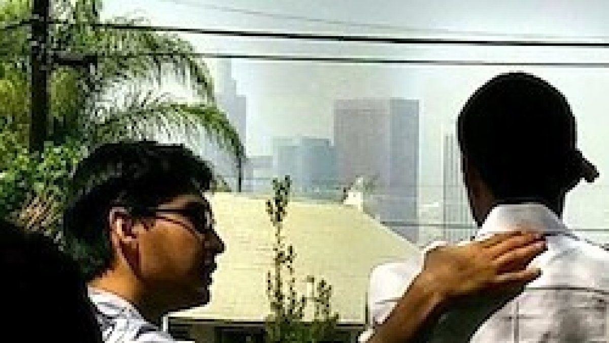 El guarda de seguridad, visiblemente emocionado, a la derecha de la foto.