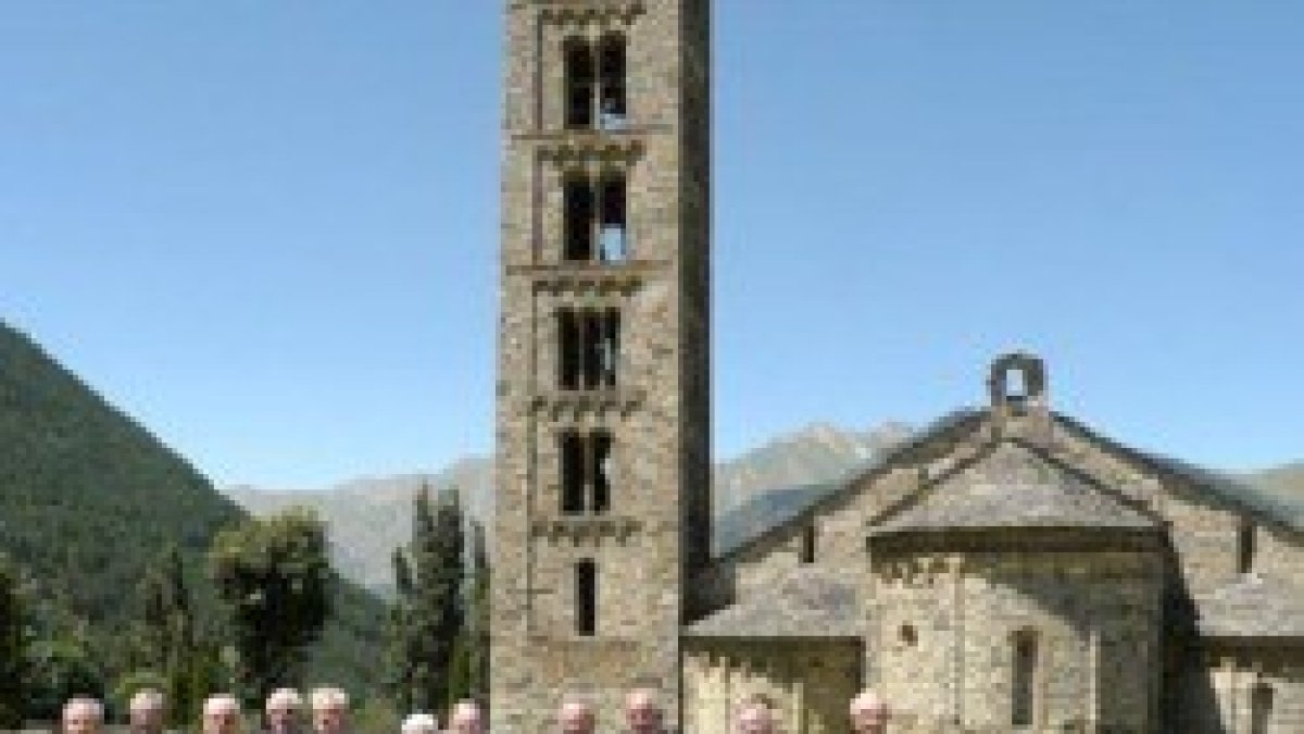 Los obispos catalanes posan ante la preciosa iglesia románica de Tahull, en la Vall de Bohí