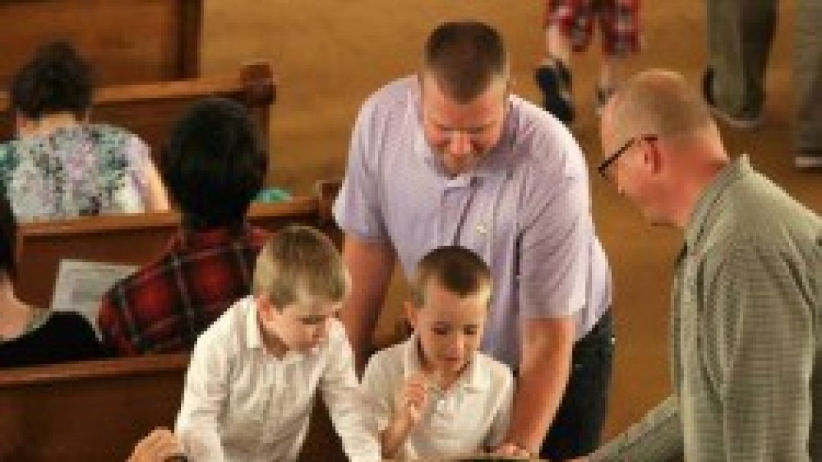 Momento de la colecta en una parroquia católica... ¡en la cesta se ven billetes!