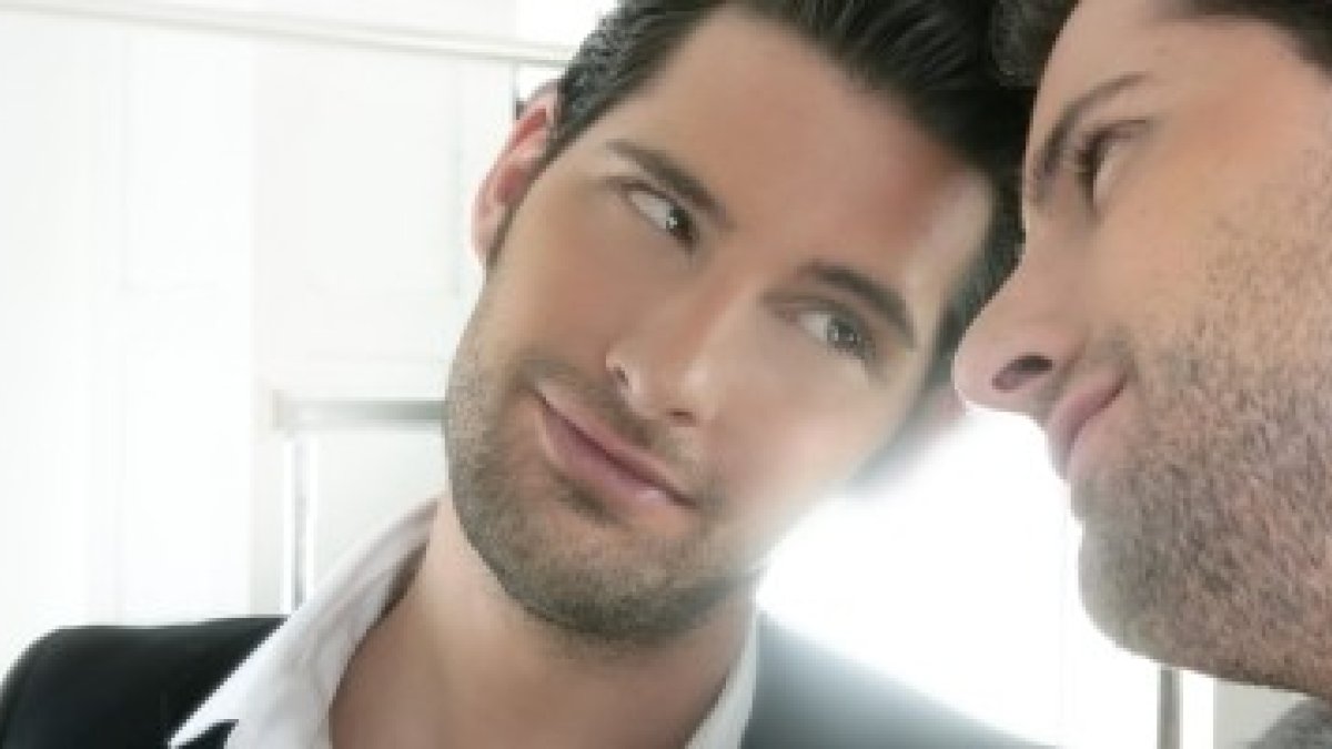 El narcisista tiene una opinión exageradamente elevada de si mismo y sus capacidades y no aguanta críticas... hace amigos rápido y pronto los pierde