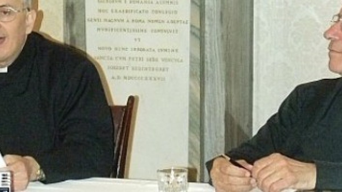 A la izquierda, Francesco Bamonte, presidente de los exorcistas italianos, presentando su libro sobre la Virgen María en los exorcismos