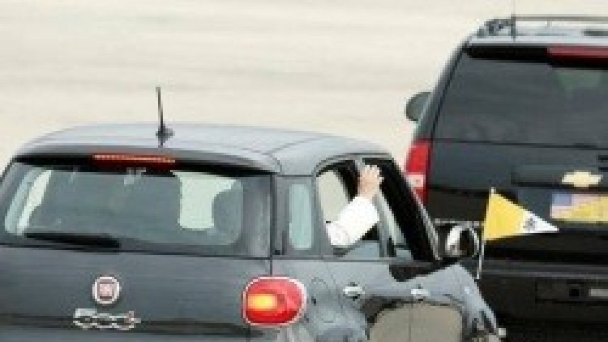 El Papa Francisco saluda desde el sencillo Fiat 500 que ha usado a su llegada a Estados Unidos