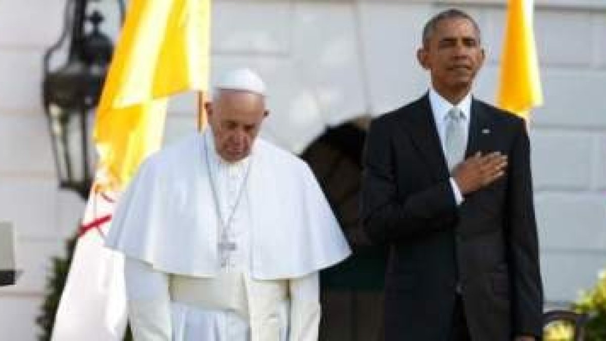 El Papa Francisco y Obama mientras suenan el himno de Estados Unidos y el de la Santa Sede