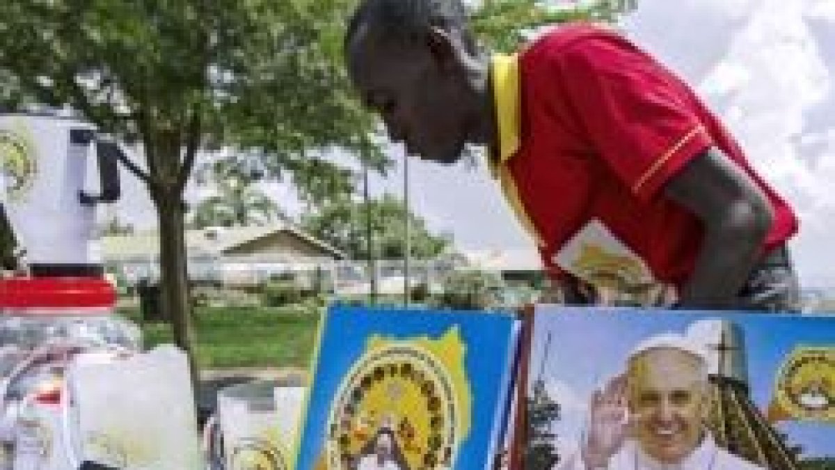 Todo tipo de objetos con los carteles y logotipos de la visita del Papa a Uganda y el santuario de los mártires ugandeses