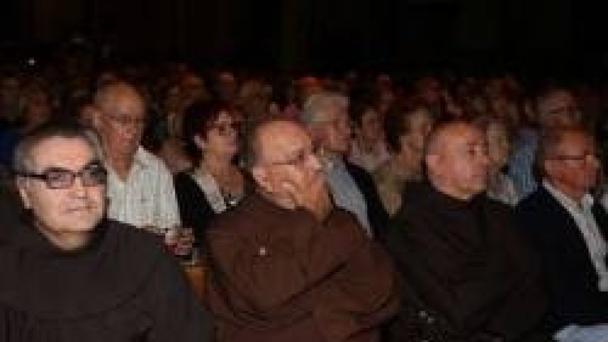 Los franciscanos de Petra, en Mallorca, siguen la ceremonia por pantallas gigantes