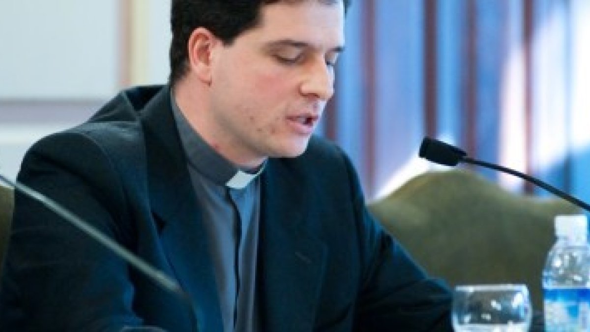 Nicolás Álvarez de las Asturias es catedrático de Historia del Derecho Canónico y el editor de la antología Redescubrir la Familia - Diagnóstico y Soluciones