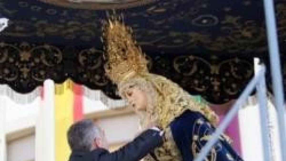 Momento en que se condecoró a María Santísima del Amor, imagen de una cofradía muy relacionada con la Policía Nacional