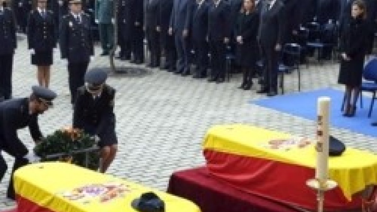 Entrega floral en el funeral de los policías españoles asesinados en Kabul... el obispo castrense denunció el yihadismo como blasfemo
