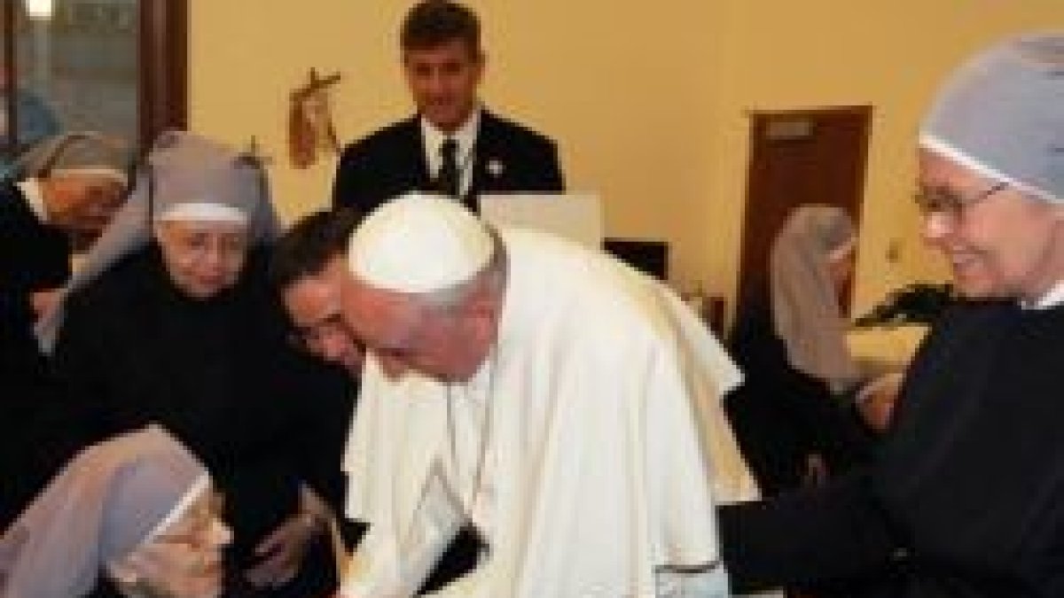 La visita sorpresa de Francisco a las Hermanitas de los Pobres se lee como una crítica a las leyes anti-libertad de Obama