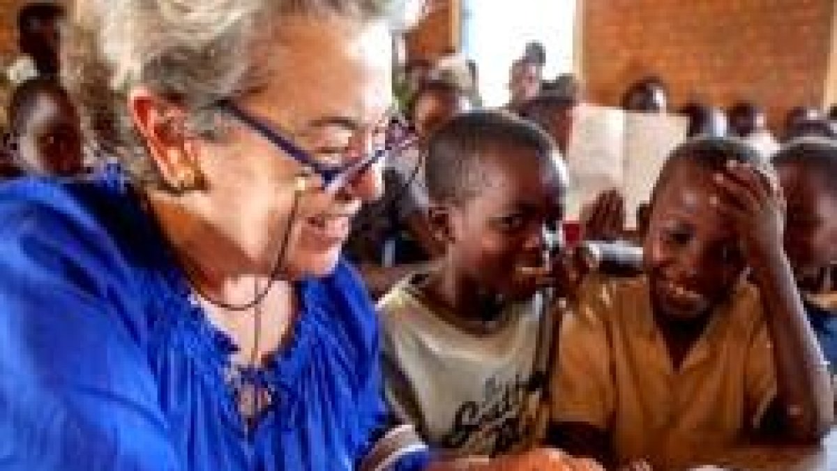 Soledad Suárez, la presidenta de Manos Unidas, en su visita a los proyectos en Burundi
