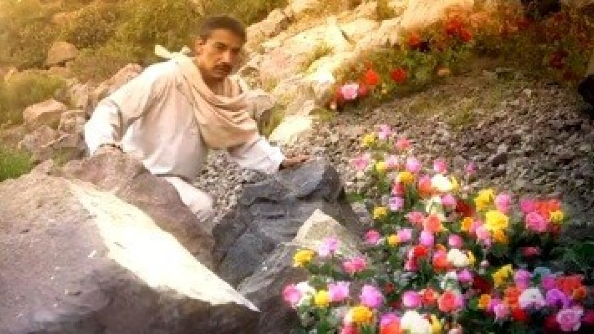 Fotograma del documental que recrea el momento en que San Juan Diego encuentra las rosas indicadas por la Virgen, señal de su poder