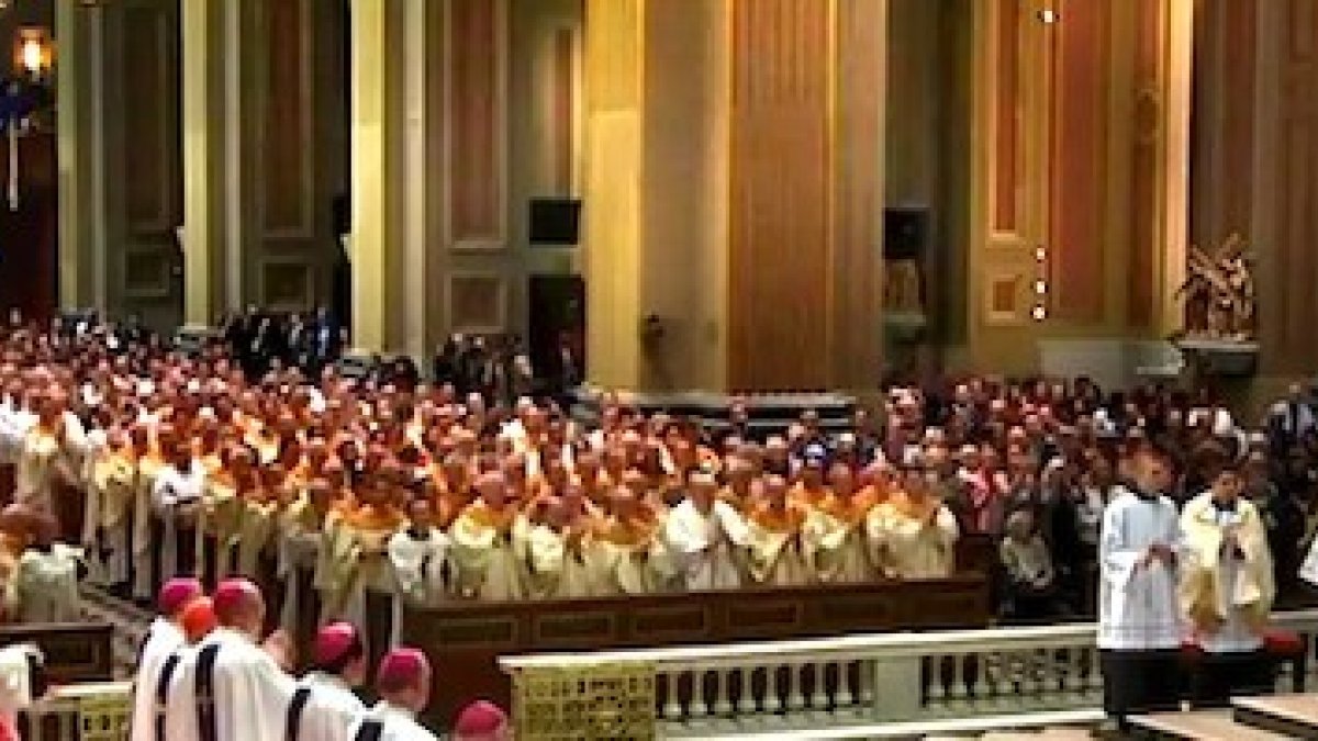 La basílica de San Pedro y San Pablo también despidió al Papa con una larga ovación.