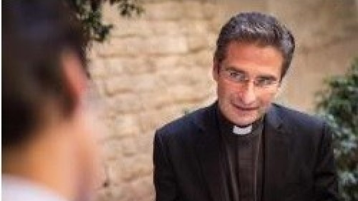 Krzysztof Charamsa, al estar suspendido de sus funciones sacerdotales, ya no podrá vestir de clérigo para escenificar su discurso ante la prensa