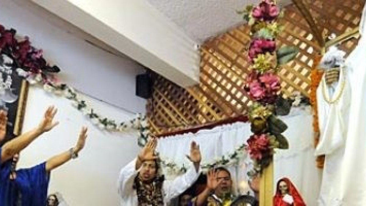 Muchos entran en el culto a la Santa Muerte pensando que les protegerá de cosas malas o les aportará beneficios... como sucede con las mafias, es más bien lo contrario