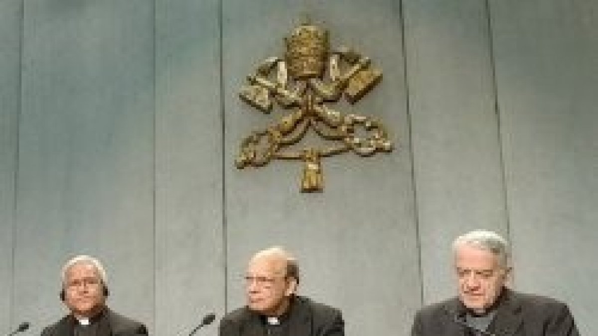 El cardenal indio Oswald Gracias, junto al padre Lombardi y otros presentando los trabajos sinodales del jueves