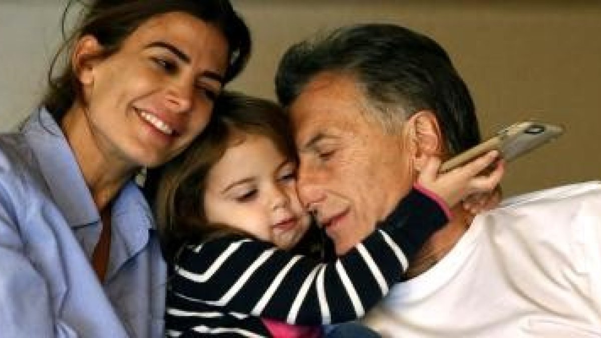 Juliana Awada, con su marido Mauricio Macri, nuevo presidente argentino, y la hija de ambos, Antonia, que se bautizó dos años antes que ella