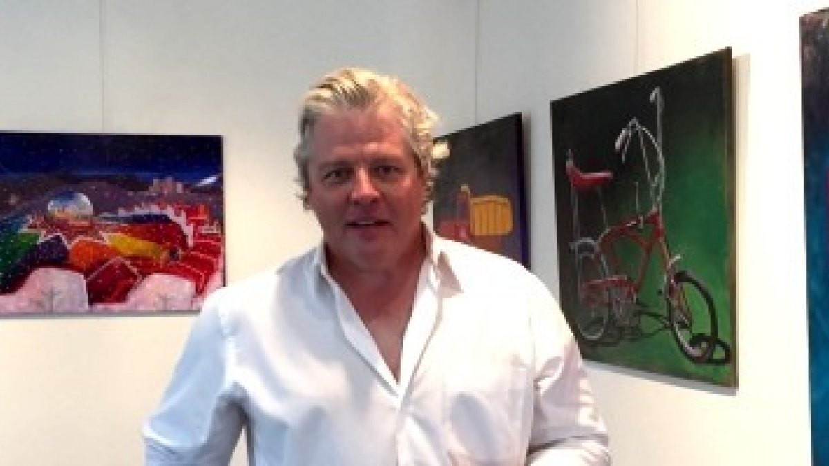 Tom Wilson, además de actor, músico y humorista, es pintor - aquí en su exposición sobre juguetes antiguos