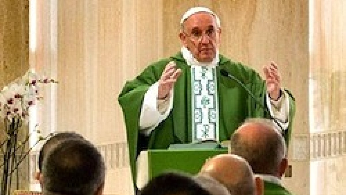 El balance para no dejarse arrastrar por los signos de los tiempos es la fidelidad al Evangelio, dijo el Papa.