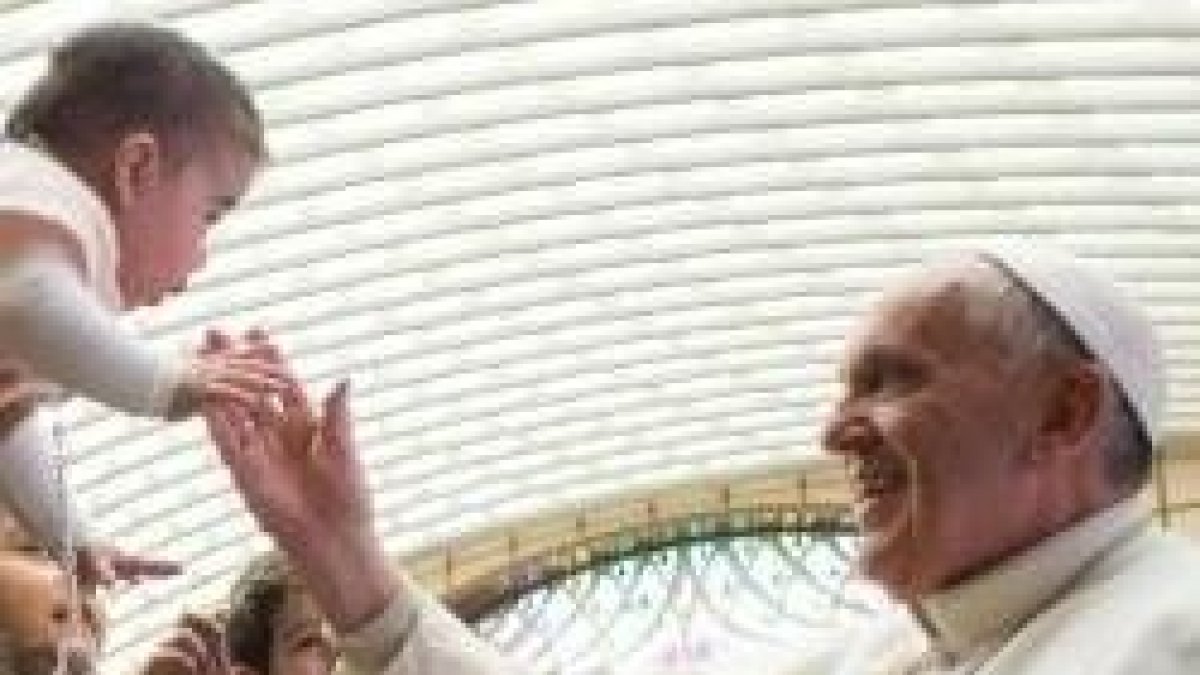 El Papa saluda niños en la clausura del Congreso Mundial de Educadores católicos en Roma