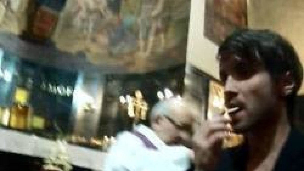 Abel Azcona ha difundido esta imagen en la que supuestamente se saca una hostia de la boca tras fingir comulgar... dice que así reunió más de doscientas