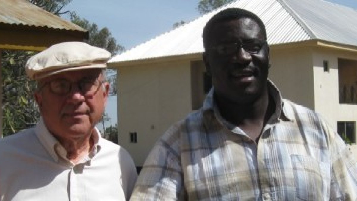 El nigeriano Peter Kamai dirige un seminario con 400 estudiantes dispuestos a derramar su sangre - en la foto, con Adrian Helleman, un benefactor canadiense del seminario