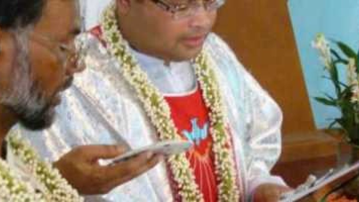 Joseph Mongol Aind recita su promesa definitiva en 2009 como misionero laico en su diócesis natal en Bangla Desh