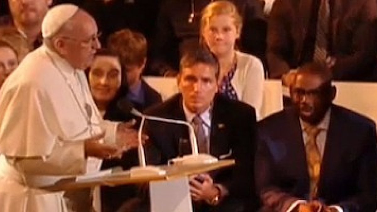 El Papa se dirige a los miles de fieles concentrados al aire libre ante la mirada atenta, entre otros, de Jim Caviezel, el Jesús de La Pasión de Mel Gibson.